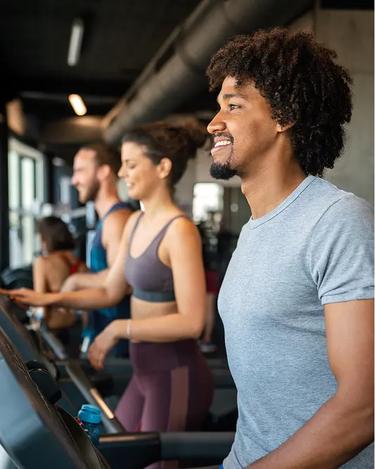 img pessoas na academia